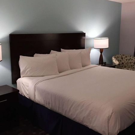 Travelodge By Wyndham Rosetown Екстер'єр фото