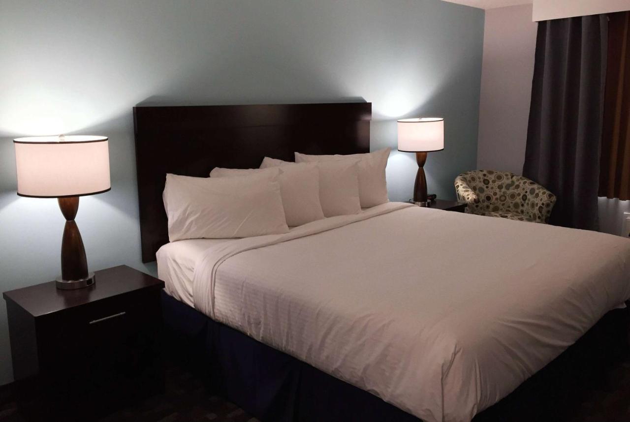 Travelodge By Wyndham Rosetown Екстер'єр фото