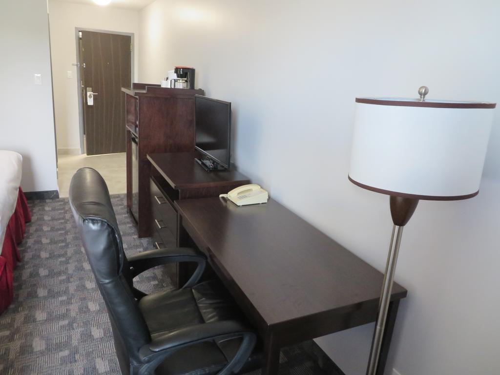 Travelodge By Wyndham Rosetown Екстер'єр фото