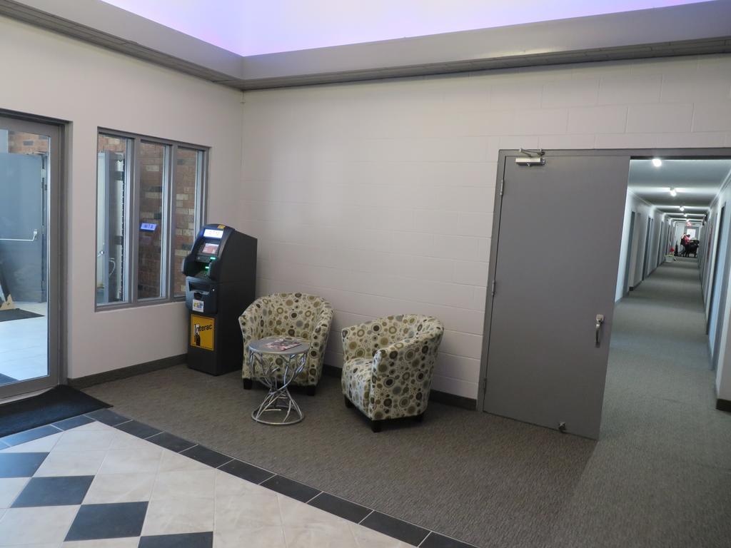 Travelodge By Wyndham Rosetown Екстер'єр фото